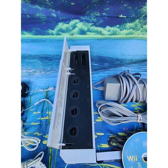 Nintendo Wii RVL-001 (Plays Gamecube) Console White 2 Controllers 2 Nunchucks - Picture 4 of 5